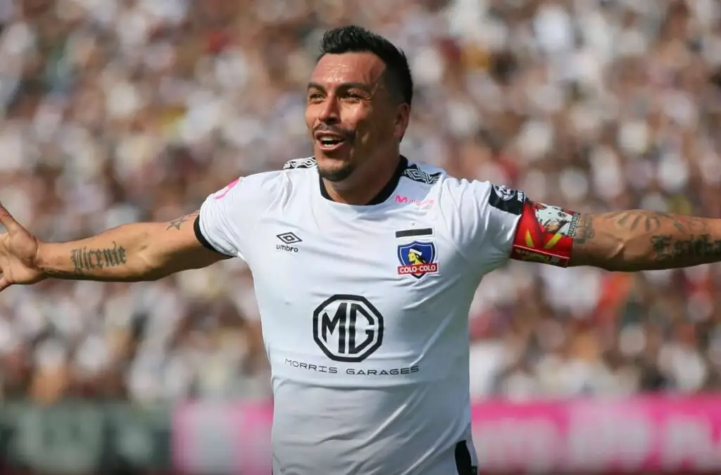 Esteban Paredes vuelve al fútbol profesional.