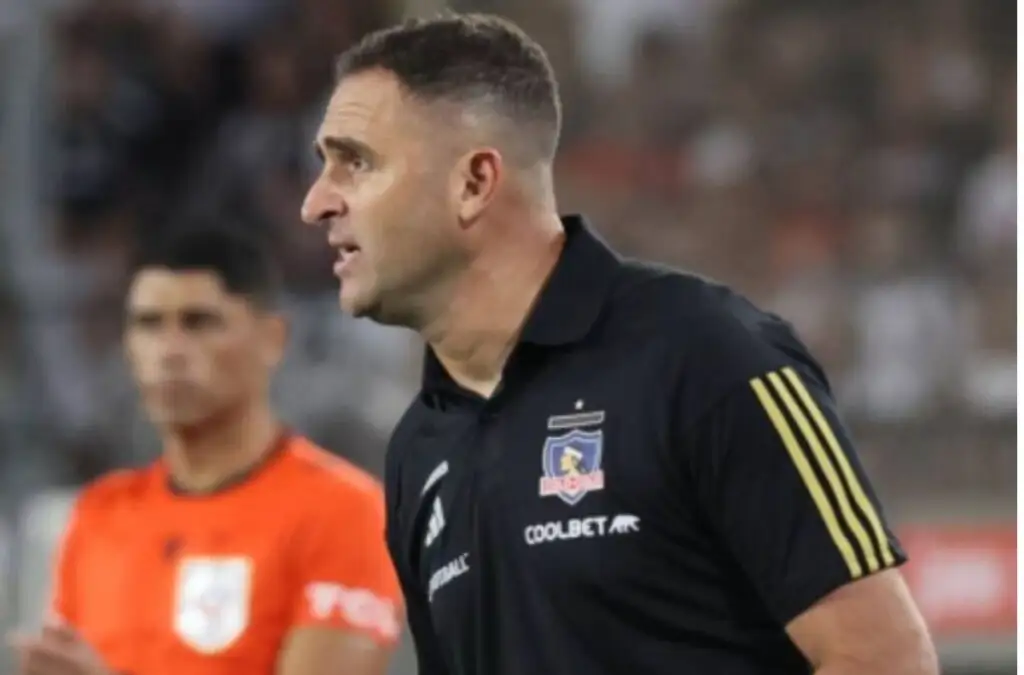 El miembro del cuerpo técnico de Colo-Colo fue expulsado directamente tras reclamar furiosamente luego de que se anulara el gol de Javier Correa en el primer tiempo.
