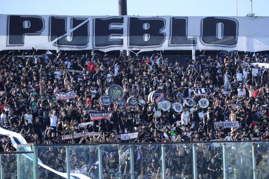Hinchas de Colo-Colo en el sector de la Garra Blanca.