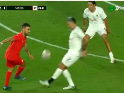 [VIDEO] Partido de leyendas: Jorge Valdivia saca aplausos y se luce con mágica jugada junto a Ronaldinho